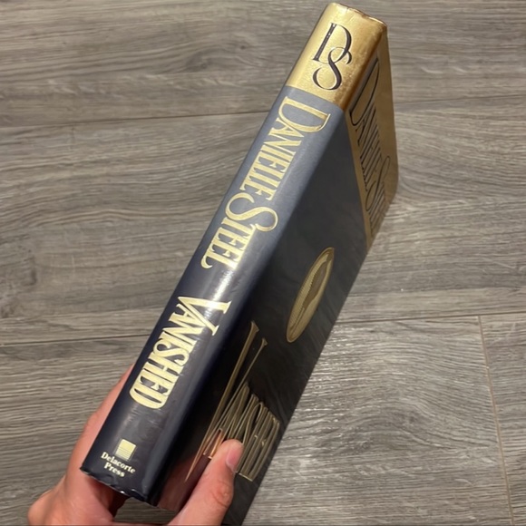 ⭐️3 for $20⭐️ Hardcover | Vanished by Danielle Steel - Picture 3 of 3